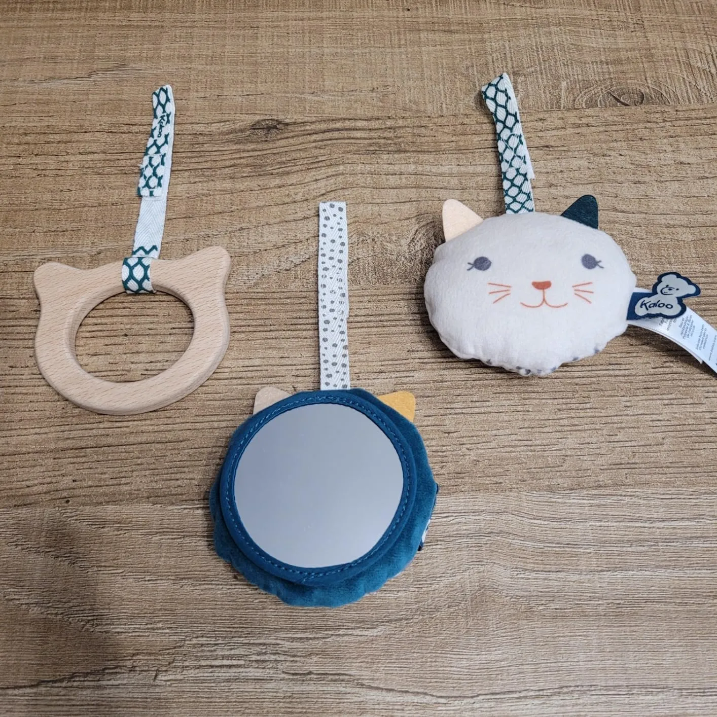 Kaloo Stimuli K227003 Babyspielzeug 3er-Set Katzen ab Geburt