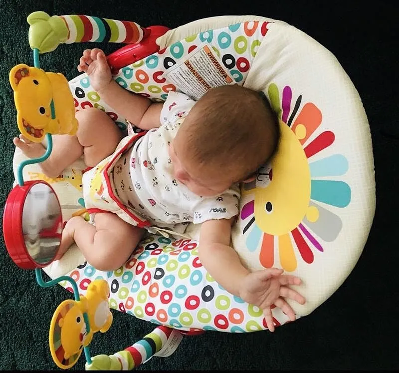 Bright Starts Playful Pinwheels Babywippe Vibration Spielbügel