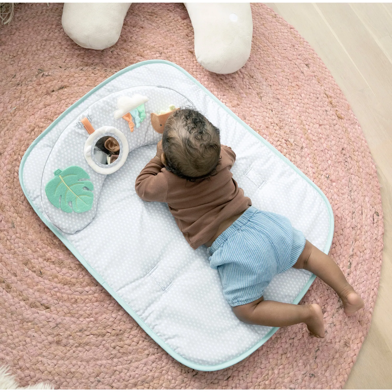 Ingenuity Cozy Prop 4-in-1 Spielmatte Nate Bär stützend