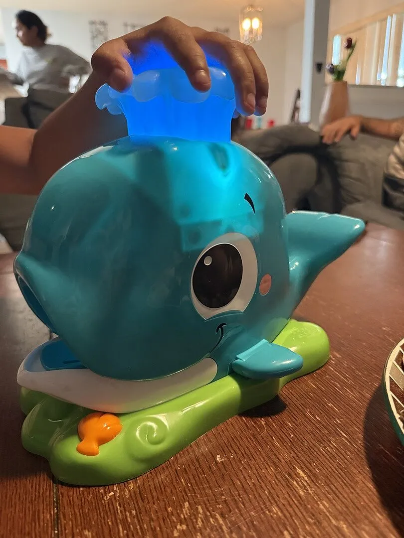 Bright Starts Silly Spout Whale Ball Popper Kugelspiel 3 Bälle mit Licht