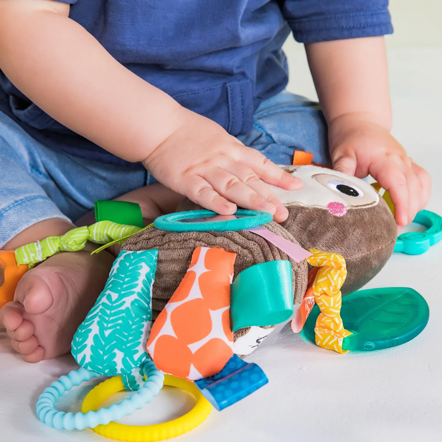Bright Starts Playful Pals Anhänger Faultier Kinderwagen