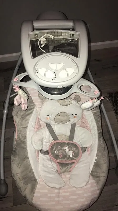 Ingenuity InLighten Twinkle Tails Babyschaukel mit Licht-Mobile