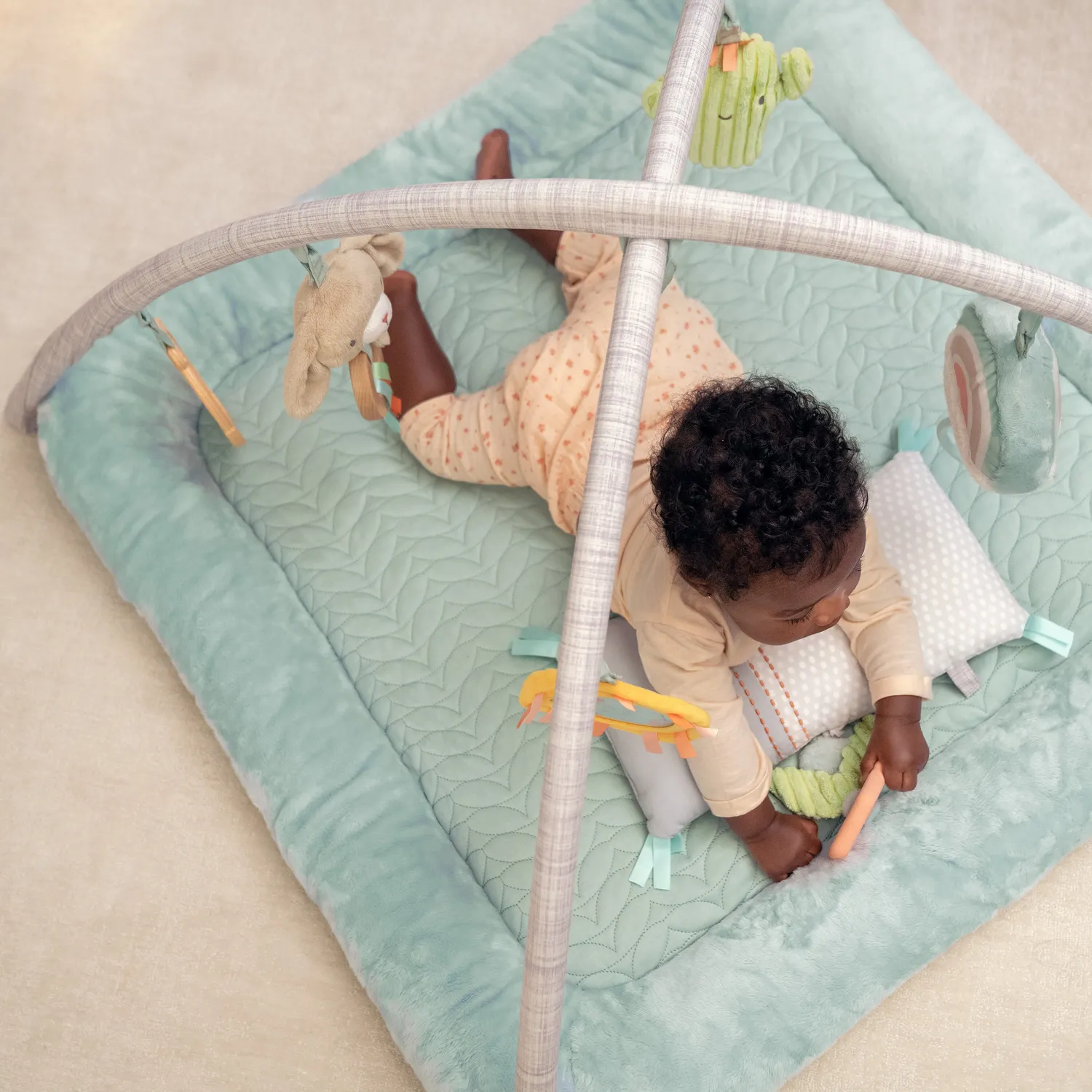 Ingenuity Calm Springs Spielbogen Plüschdecke Bambus mit 6 Toys