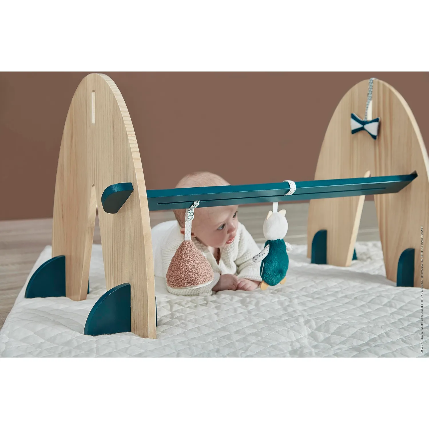 Kaloo Stimuli Spielbogen Holz 45 cm mit 3 Spielzeugen