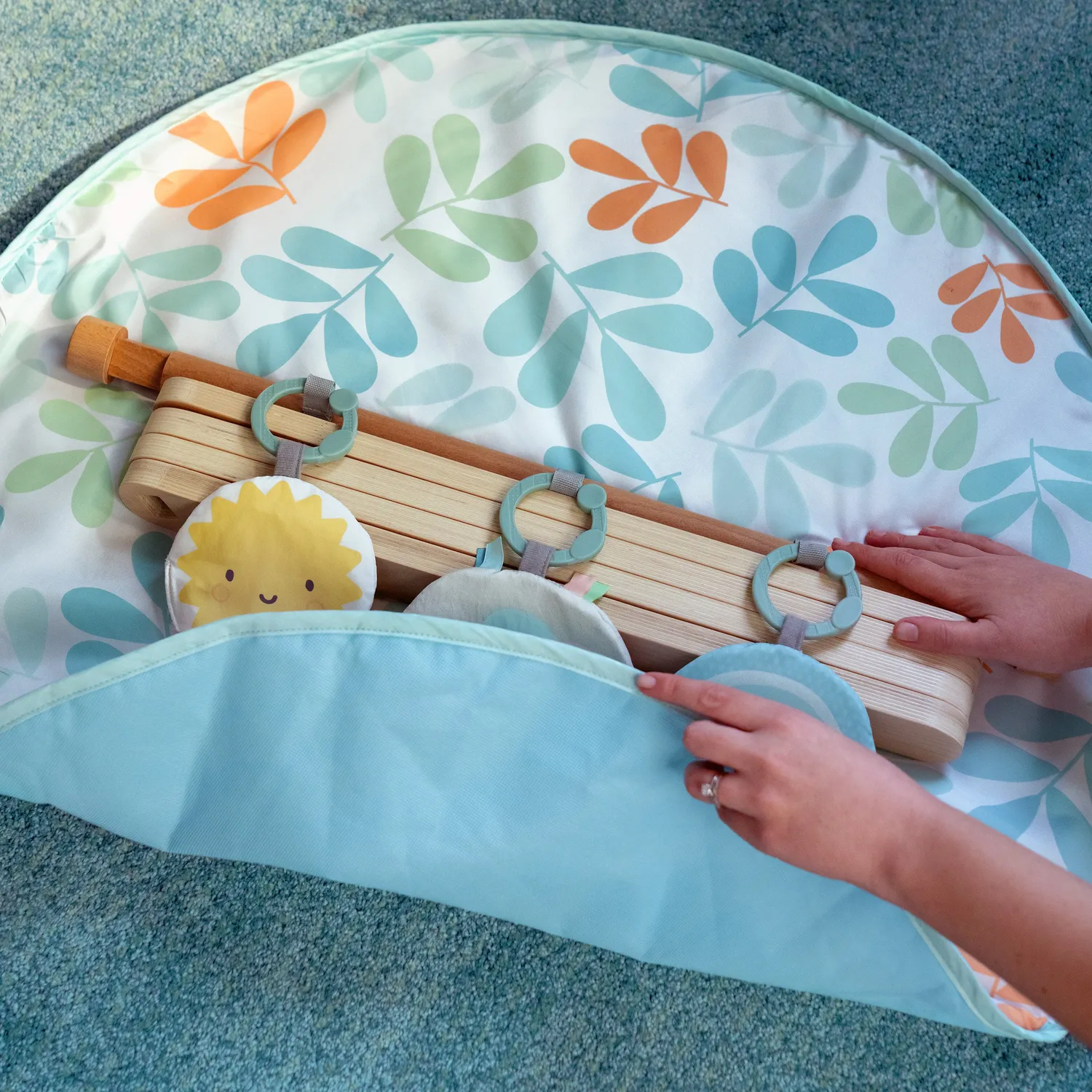 Ingenuity Sun Valley Spielbogen Holz mit Spielmatte 0-36 M