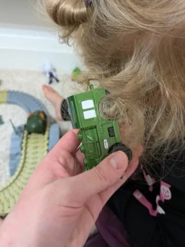 TUMAMA Dino Autorennbahn mit Auto batteriebetrieben