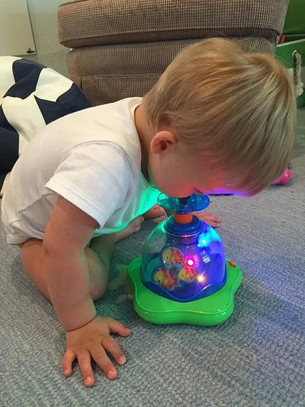 Bright Starts Press & Glow Spinner Musikspielzeug mit Licht