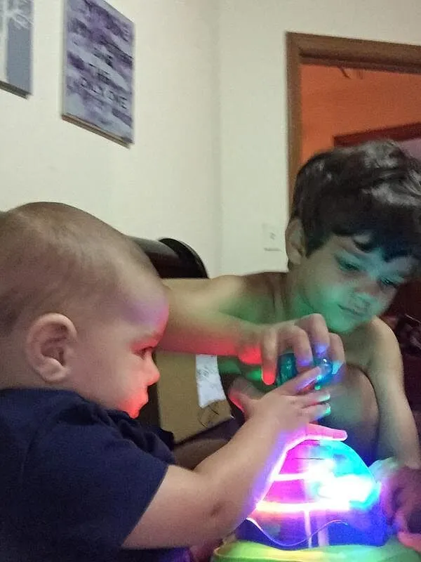 Bright Starts Press & Glow Spinner Musikspielzeug mit Licht