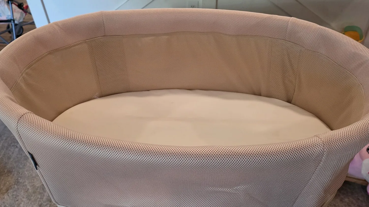 SwaddleMe by Ingenuity Right Height Beistellbett Sand