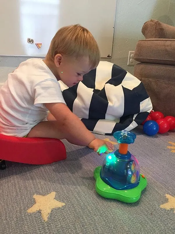 Bright Starts Press & Glow Spinner Musikspielzeug mit Licht
