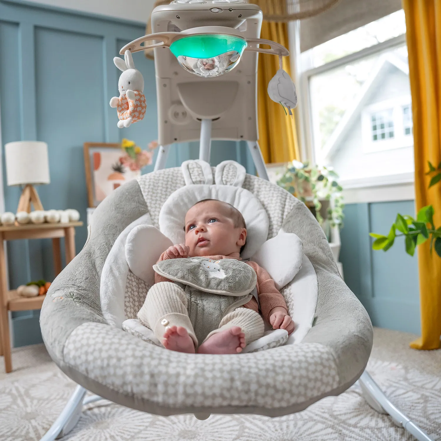 Ingenuity InLighten Twinkle Tails Babyschaukel mit Licht-Mobile