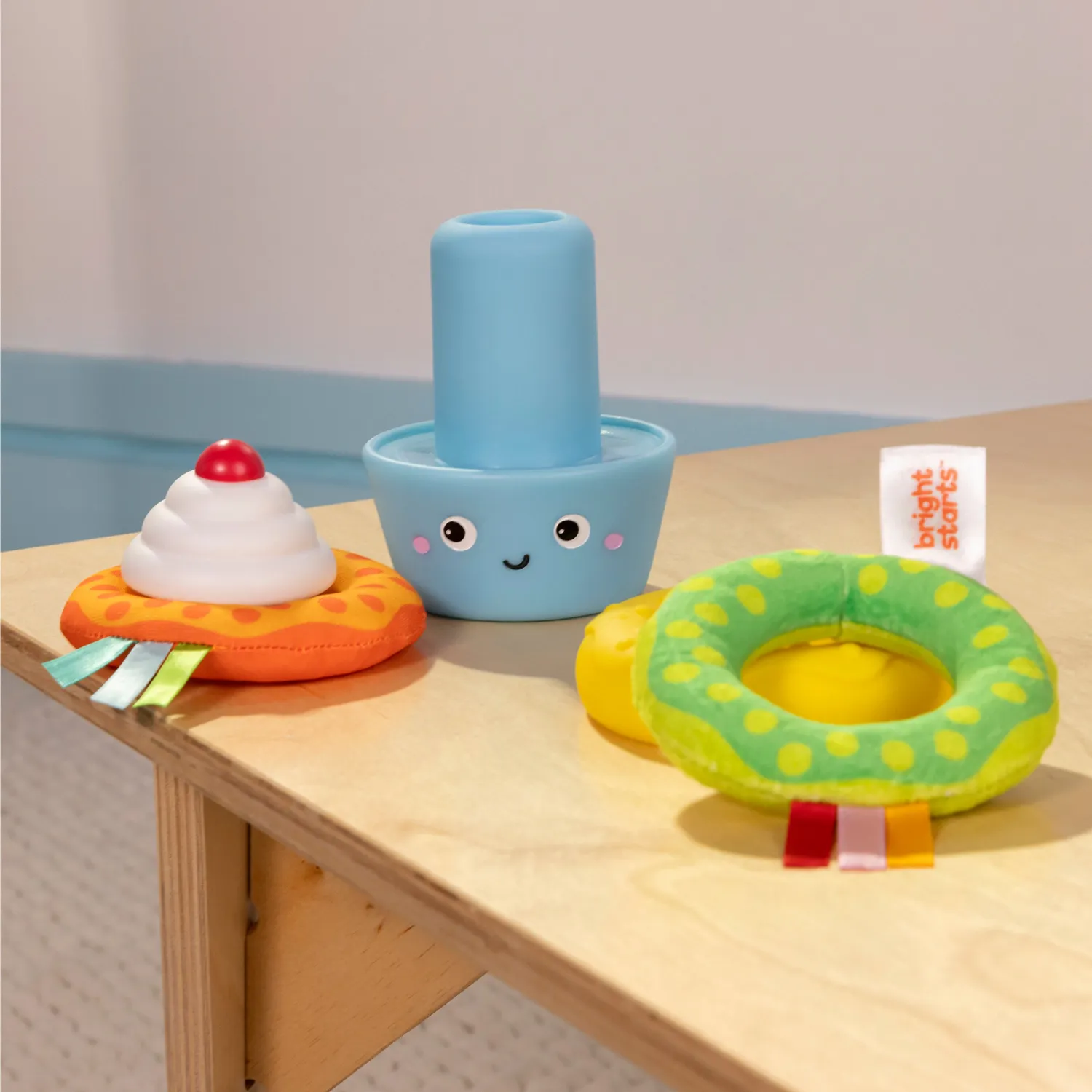 Bright Starts Treat Tower Cupcake Stapelturm mit Beissring bunt