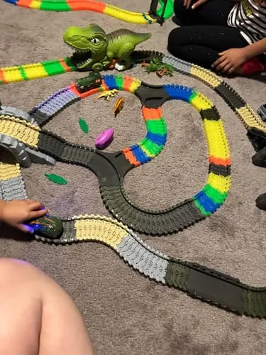 TUMAMA Dino Autorennbahn mit Auto batteriebetrieben