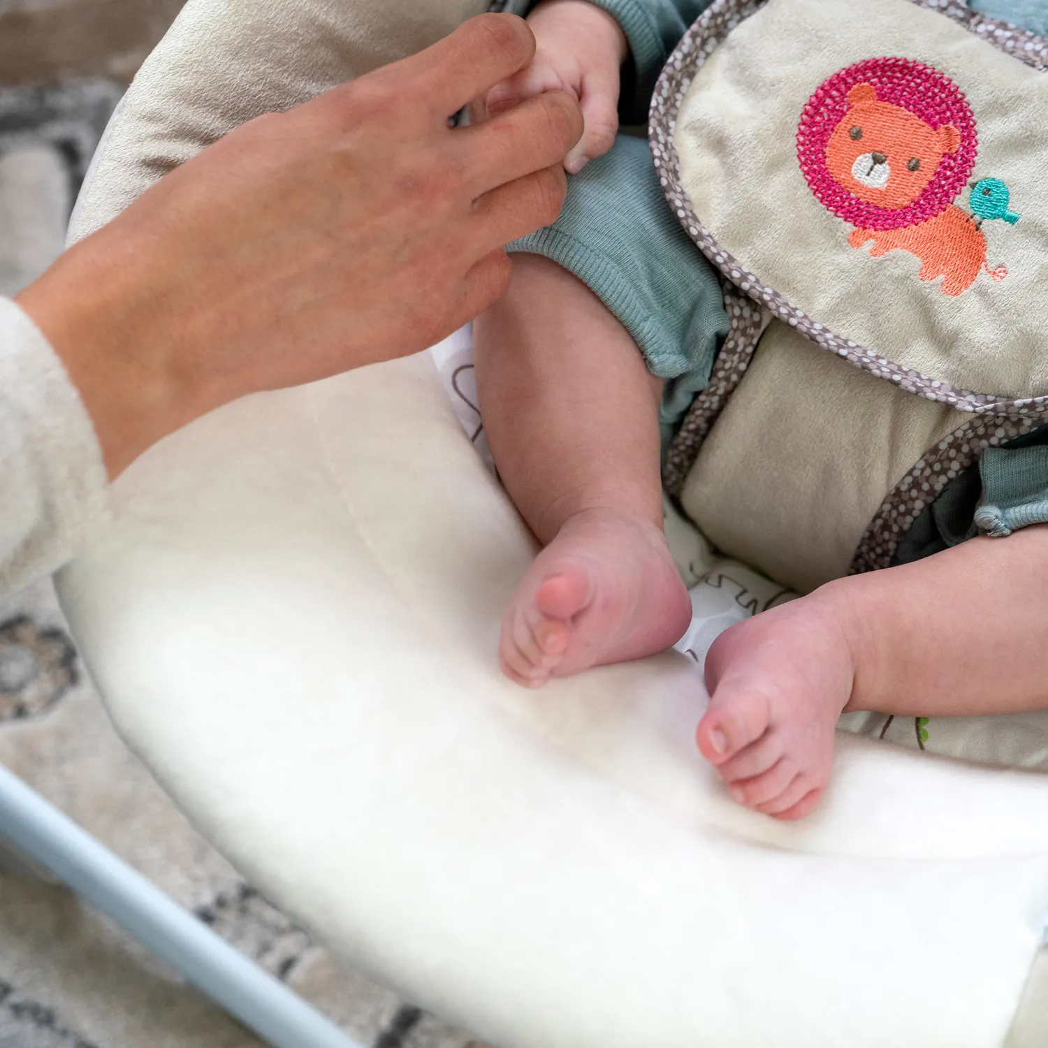 Ingenuity Soothe n Delight Babyschaukel Cozy Kingdom faltbar