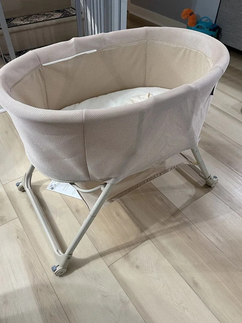 Ingenuity Snooze & Stow Easy-Folding Babybett Sand mit Sound