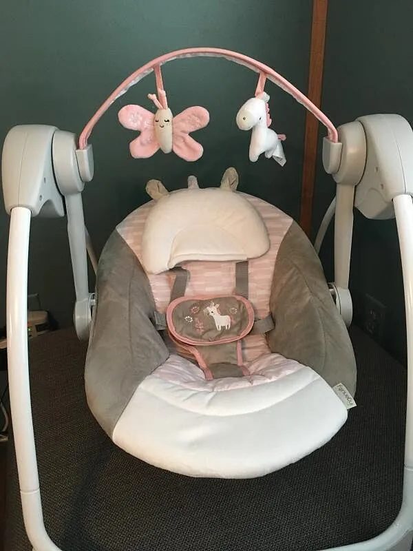 Ingenuity Comfort 2 Go Babyschaukel Flora Einhorn tragbar