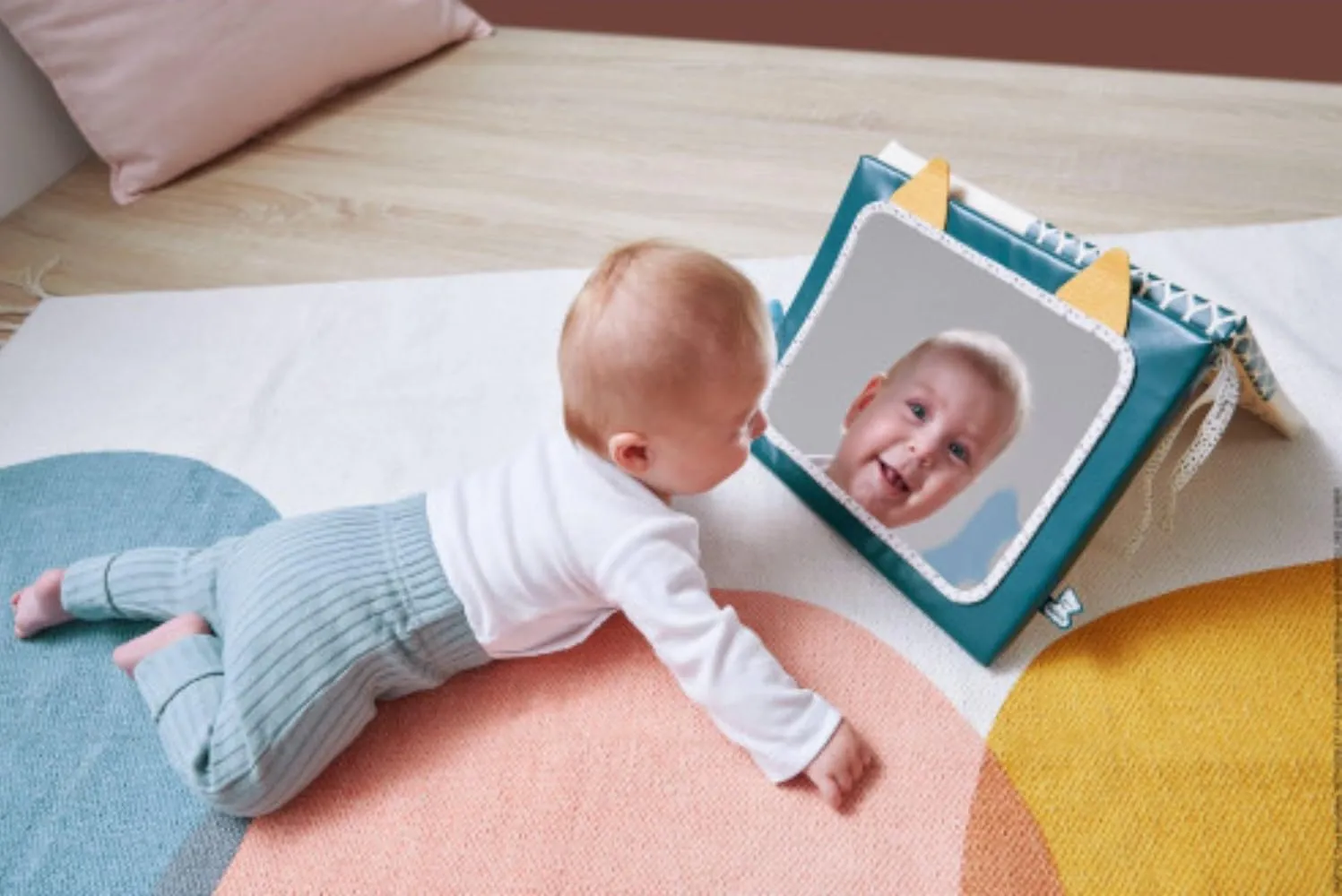 Kaloo Stimuli K227001 Babyspiegel mit 4 Sinnesflächen