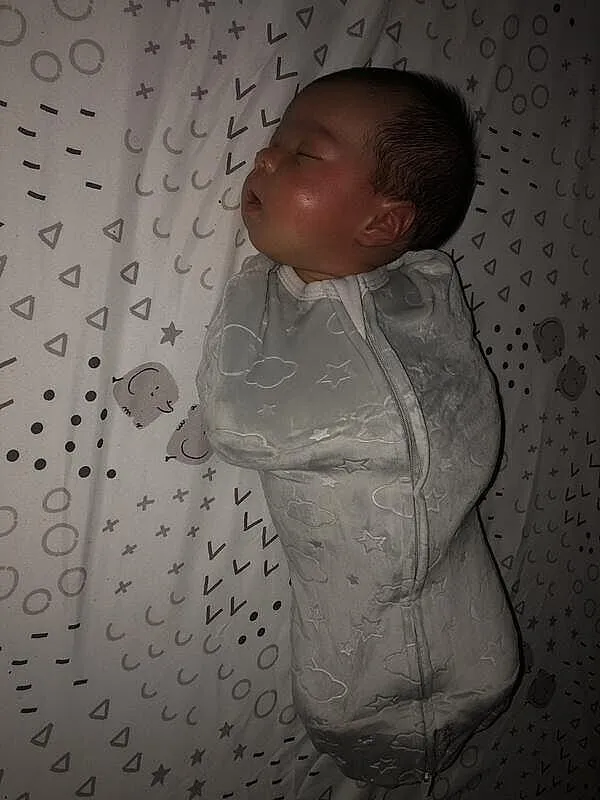SwaddleMe Pod Pucksack Neugeborene 0-2 Monate 2er Wolken