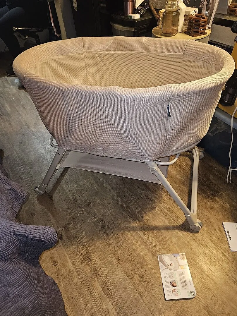 Ingenuity Snooze & Stow Easy-Folding Babybett Sand mit Sound