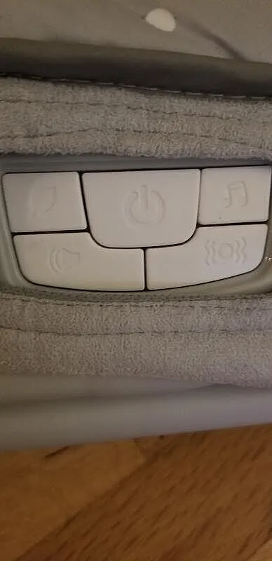 Ingenuity Cuddle Lamb Babywippe mit Vibration Lamm