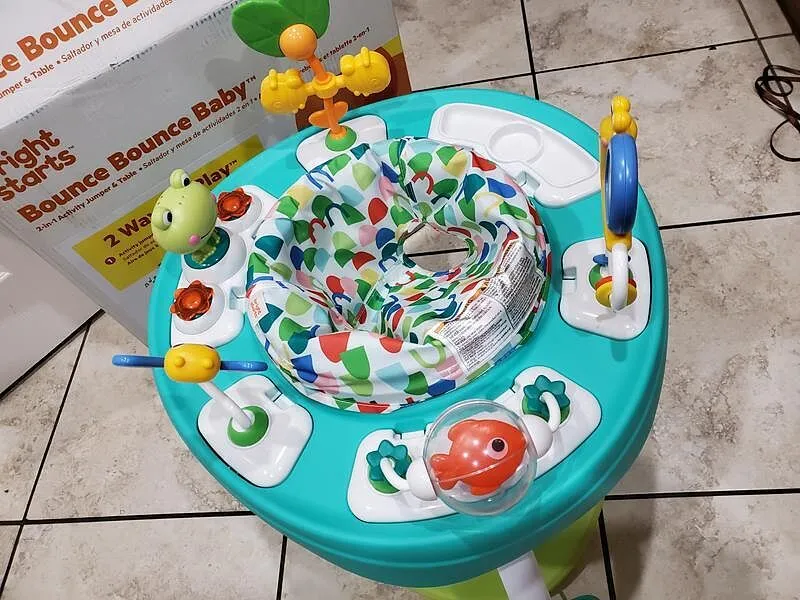 Bright Starts Bounce Bounce Baby 2-in-1 Spielcenter Playful Pond mit Tisch