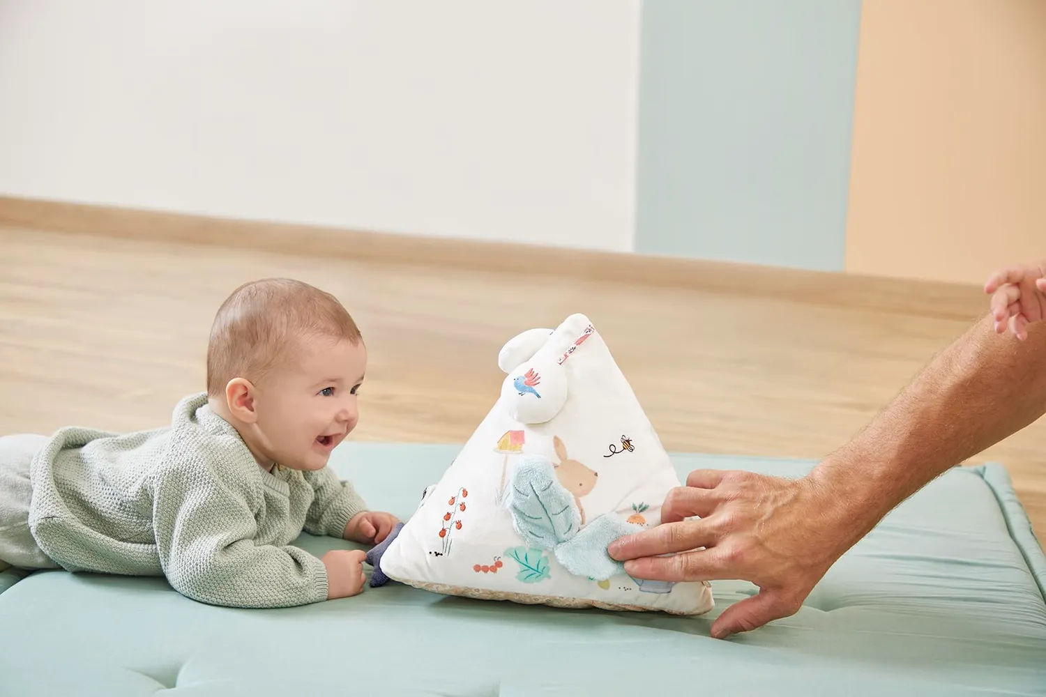 Kaloo Stimuli Aktivitätspyramide Sinnesspielzeug weich