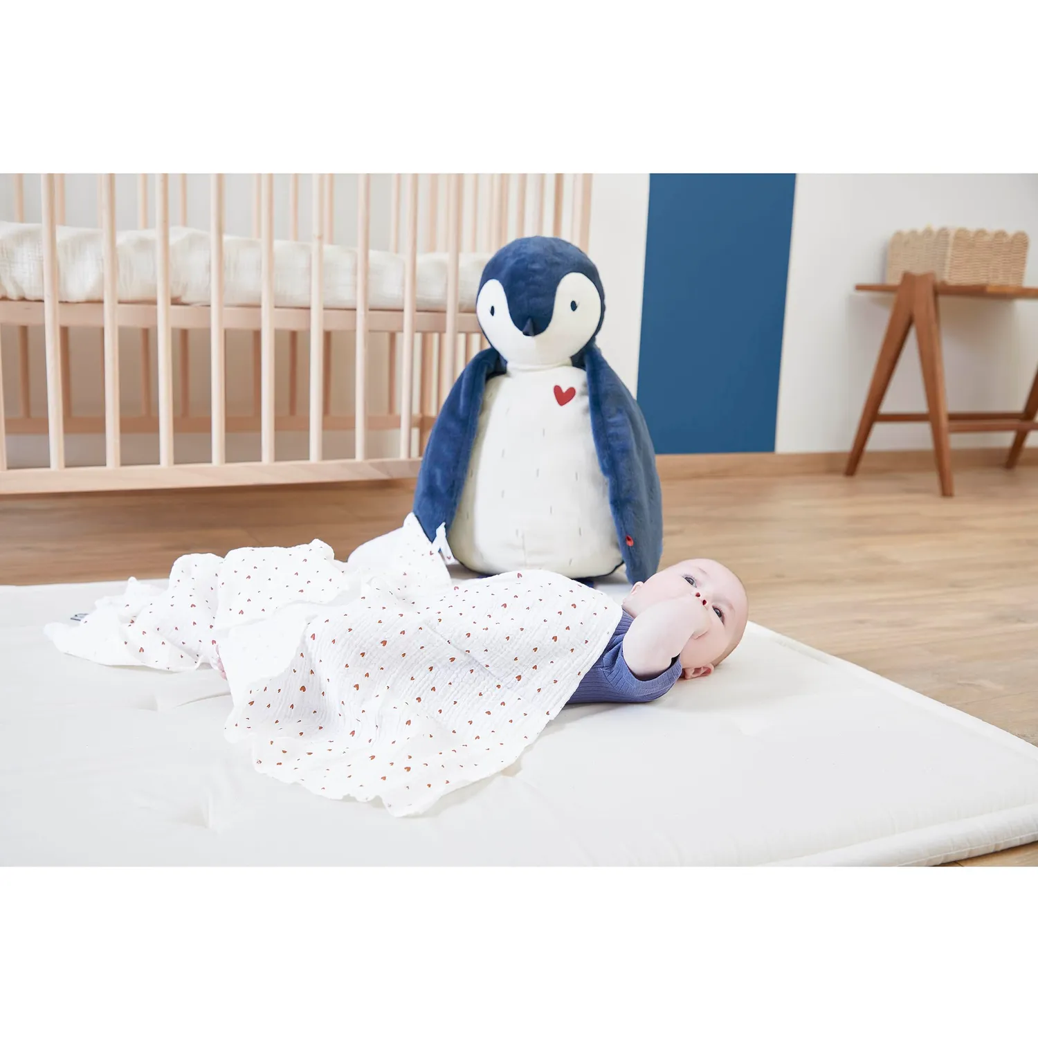Kaloo Complices Pinguin Kuscheltier 50 cm mit Tuch blau
