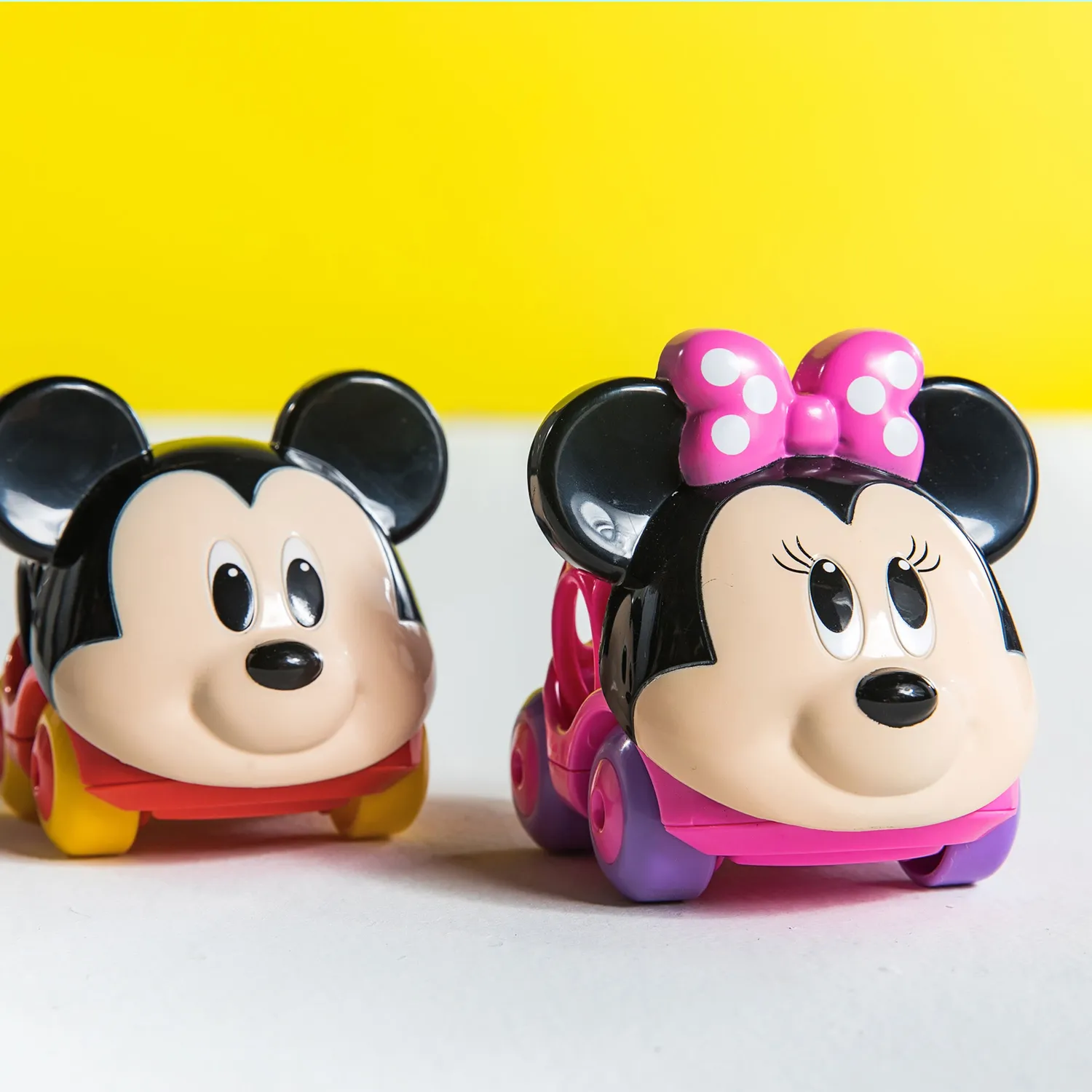 Disney Baby Go Grippers Mickey Mouse Friends Rennauto 2er-Set greifbar