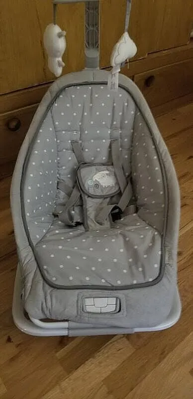 Ingenuity Cuddle Lamb Babywippe mit Vibration Lamm