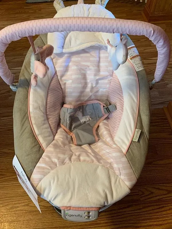 Ingenuity Flora Einhorn Babywippe mit Vibration+Musik