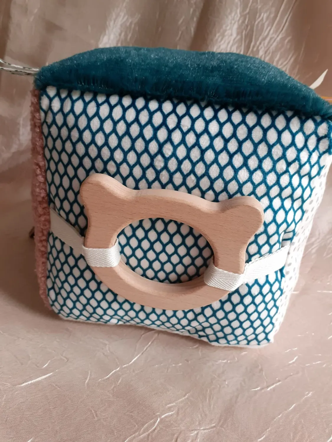 Kaloo Stimuli Sensorik-Würfel Stoffspielzeug 17 cm ab Geburt