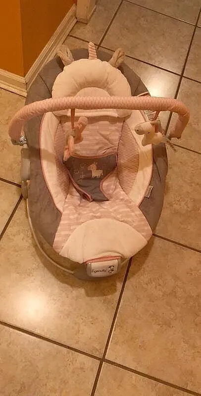Ingenuity Flora Einhorn Babywippe mit Vibration+Musik