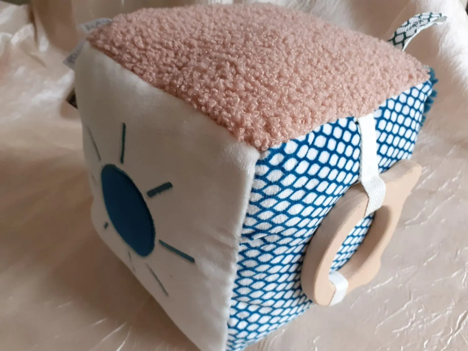Kaloo Stimuli Sensorik-Würfel Stoffspielzeug 17 cm ab Geburt