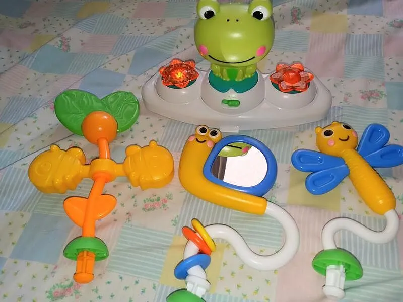 Bright Starts Bounce Bounce Baby 2-in-1 Spielcenter Playful Pond mit Tisch