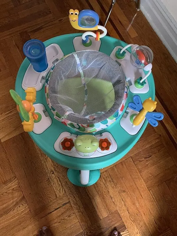 Bright Starts Bounce Bounce Baby 2-in-1 Spielcenter Playful Pond mit Tisch