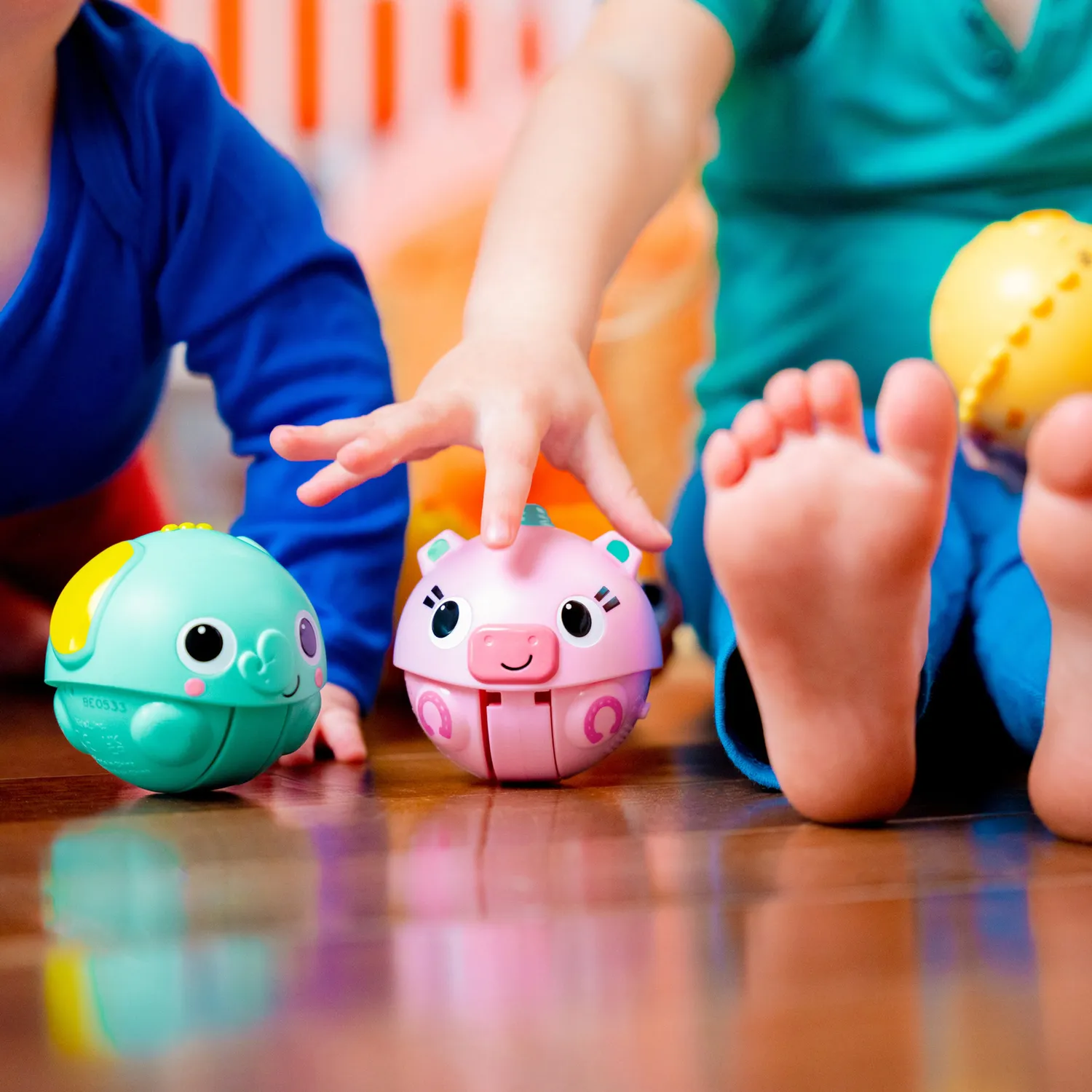 Bright Starts Giggables Roll & Chase Pals Ball 6er Pack mit Sound