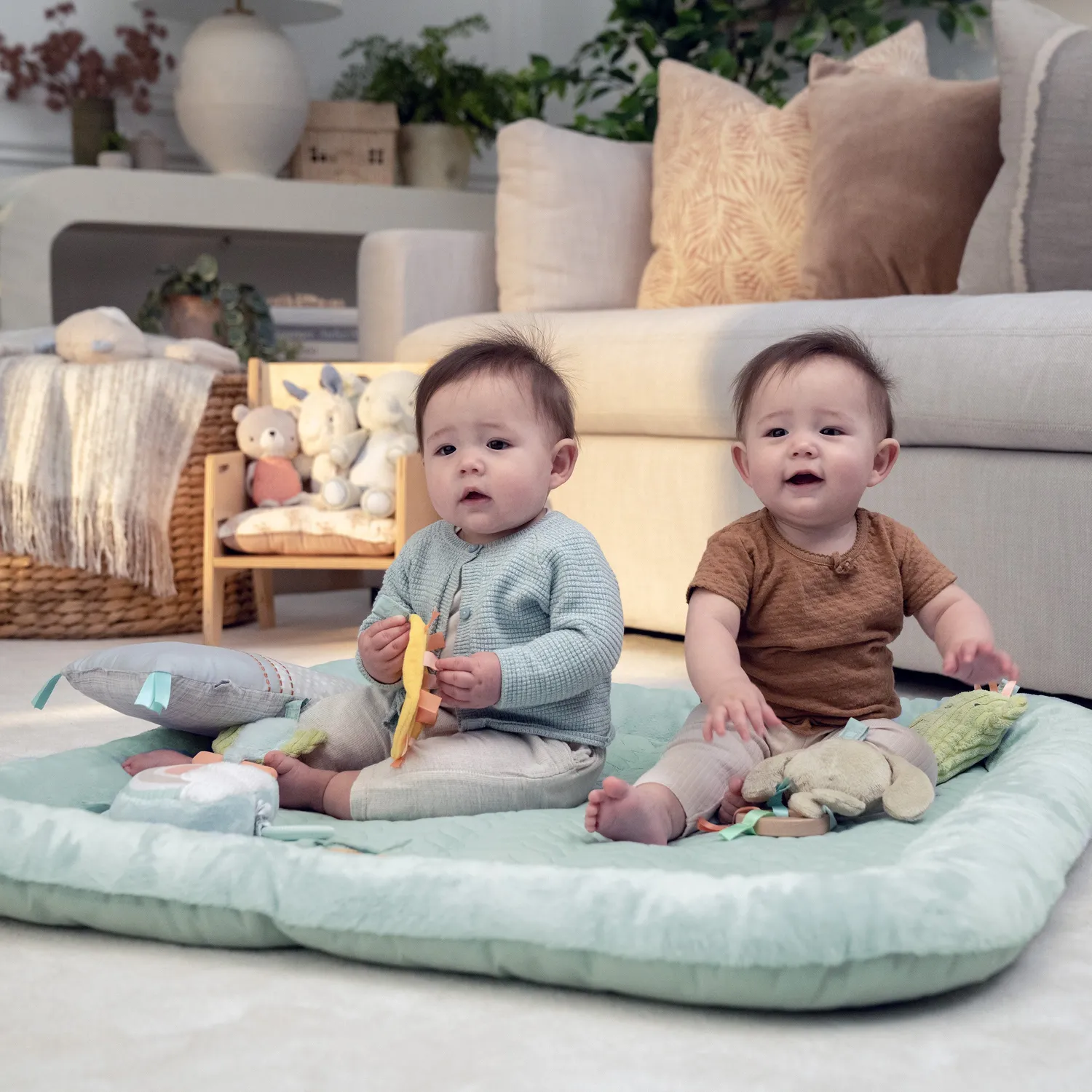 Ingenuity Calm Springs Spielbogen Plüschdecke Bambus mit 6 Toys