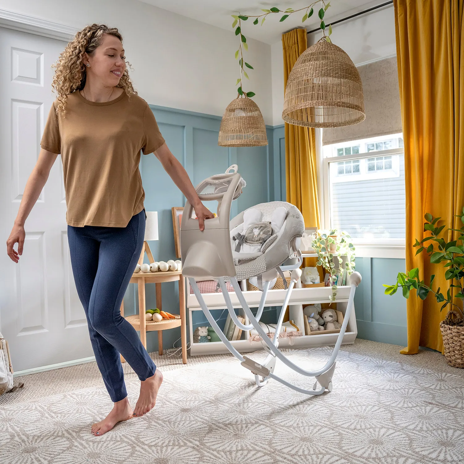 Ingenuity InLighten Twinkle Tails Babyschaukel mit Licht-Mobile