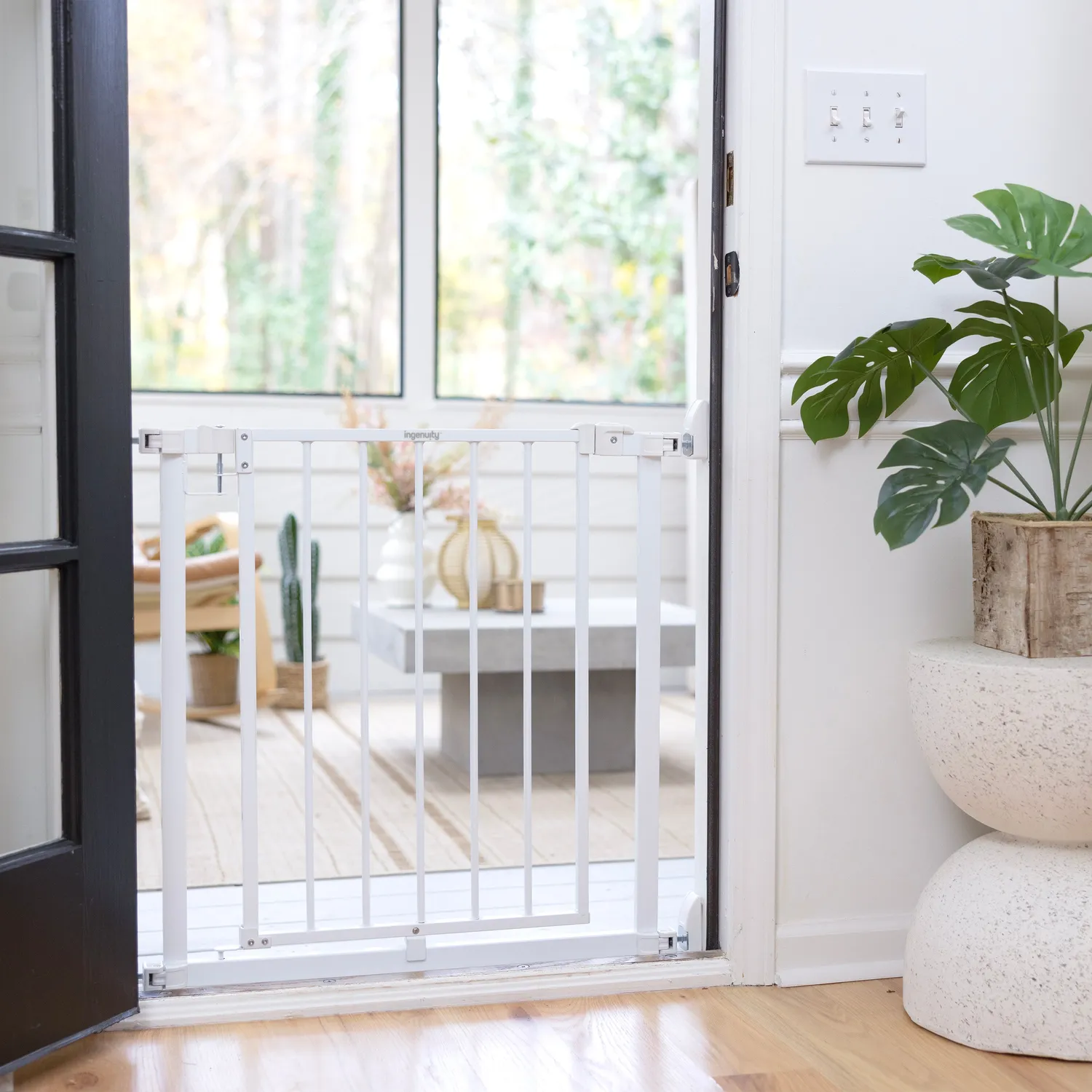 Ingenuity Doorway 37W Baby-Absperrgitter weiß 76-94 cm