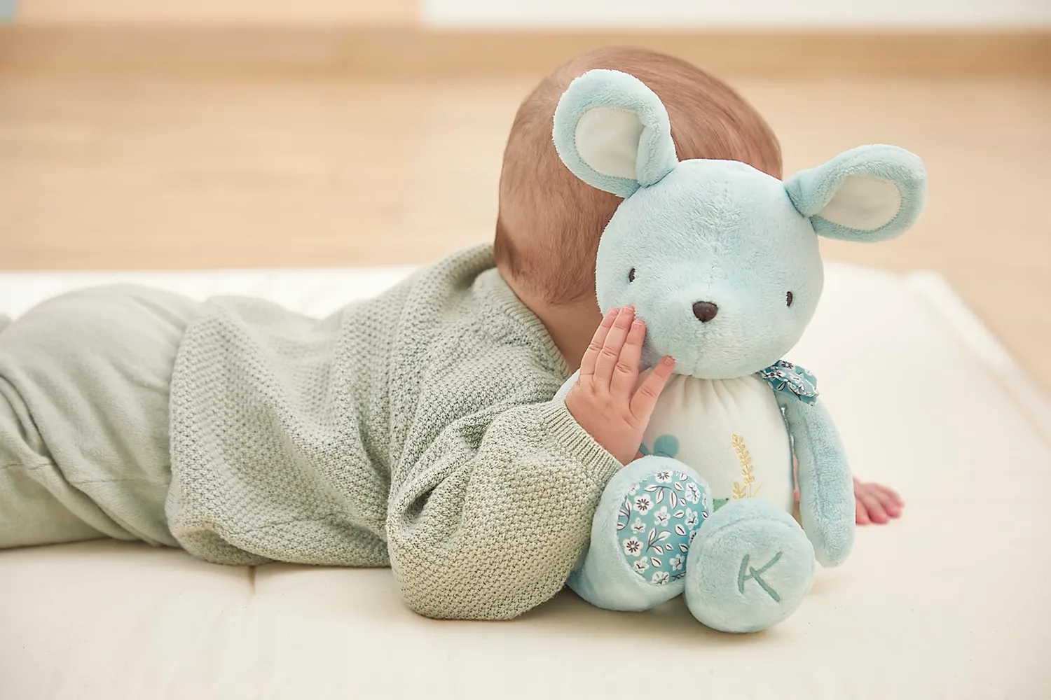 Kaloo Petites Chansons Maus Kuscheltier mit Sound 28 cm mit Glöckchen
