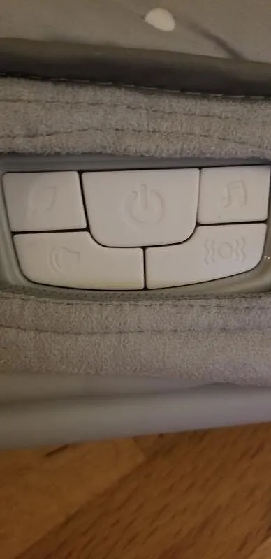 Ingenuity Cuddle Lamb Babywippe mit Vibration Lamm