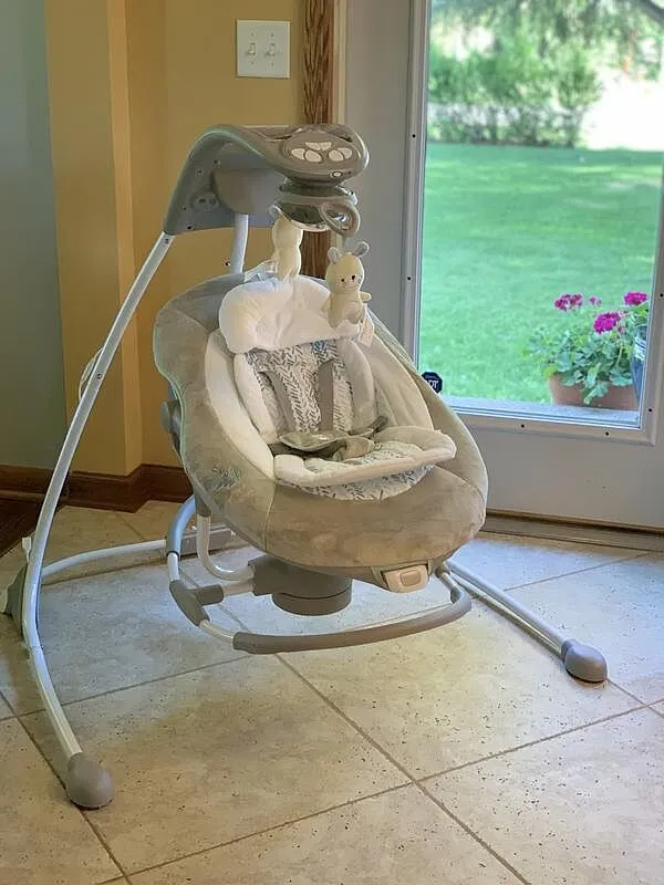 Ingenuity InLighten Pemberton Babyschaukel 2-in-1 mit Vibration