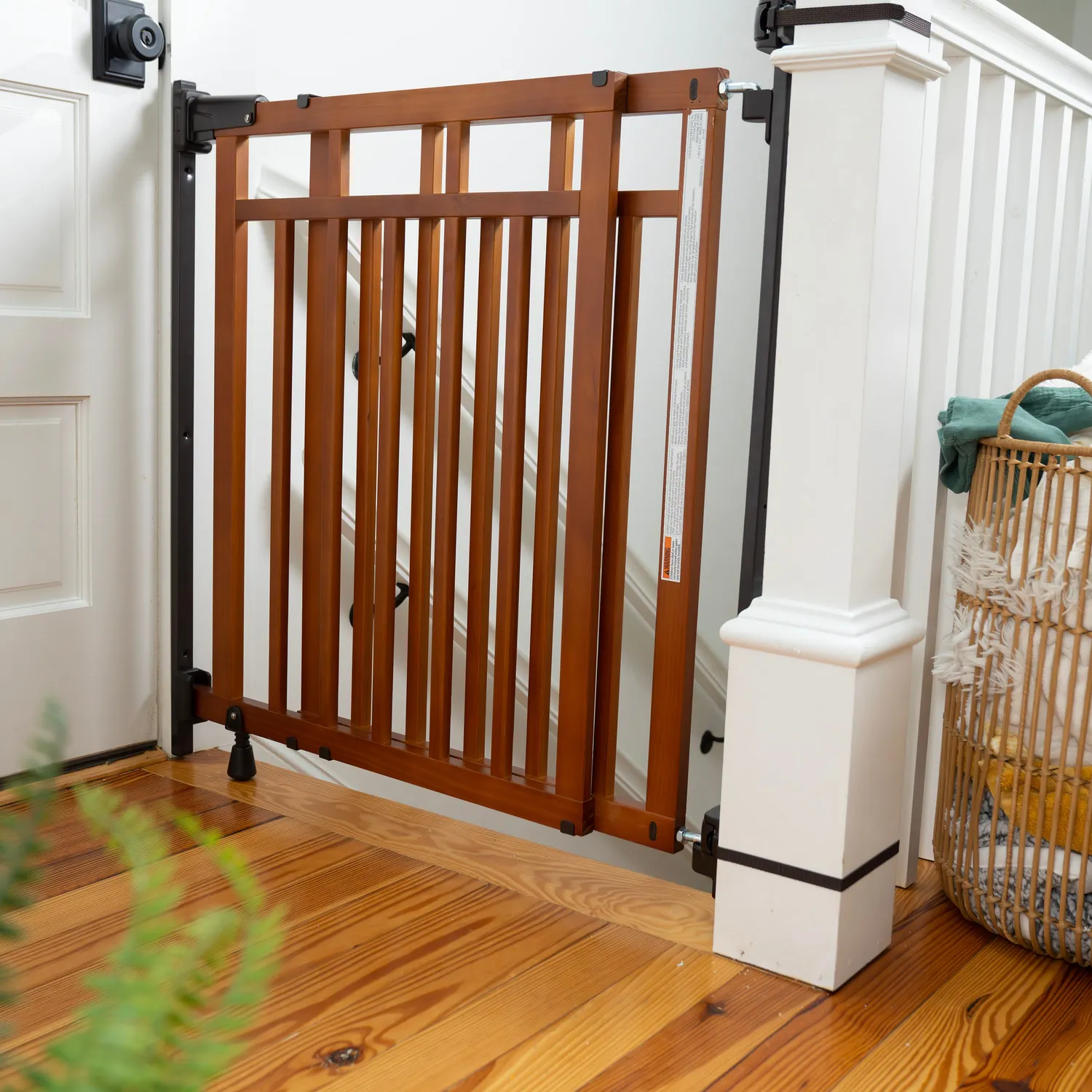 Ingenuity Stairway+ 48W Baby Treppengitter Kirsche 81-122 cm