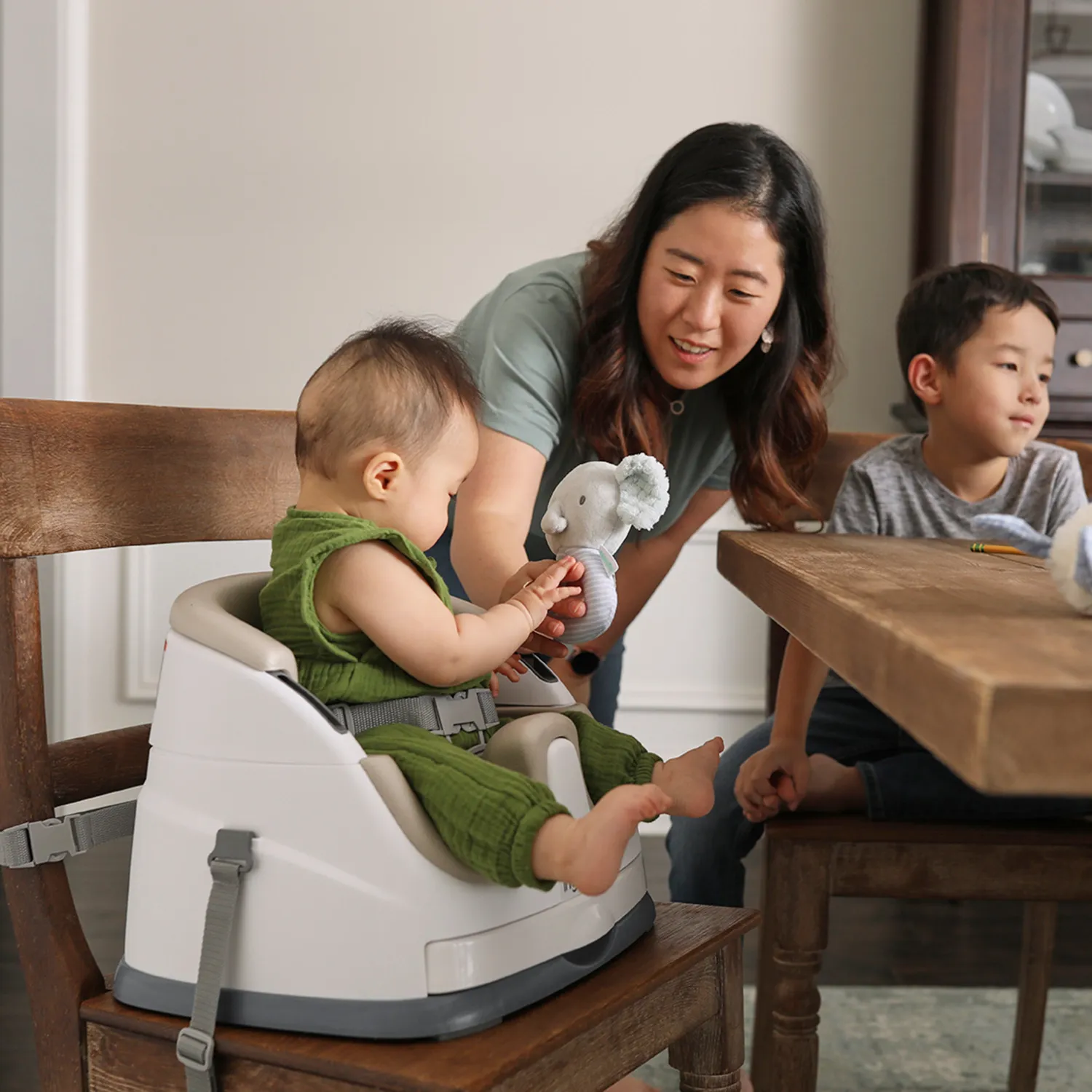 Ingenuity Baby Base Boostersitz 2-in-1 Cashmere mit Tablett