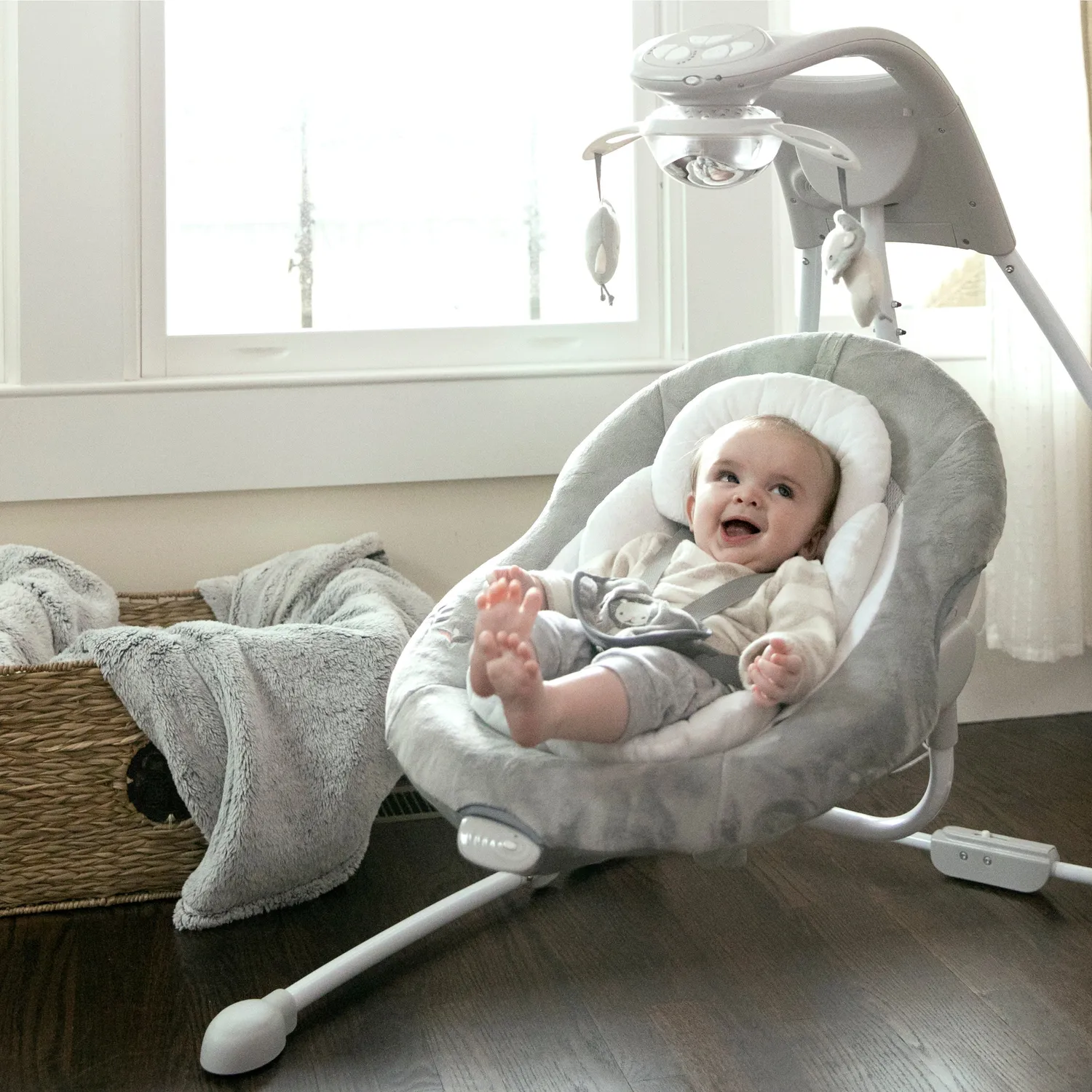 Ingenuity InLighten Braden Babyschaukel Mesh mit Licht
