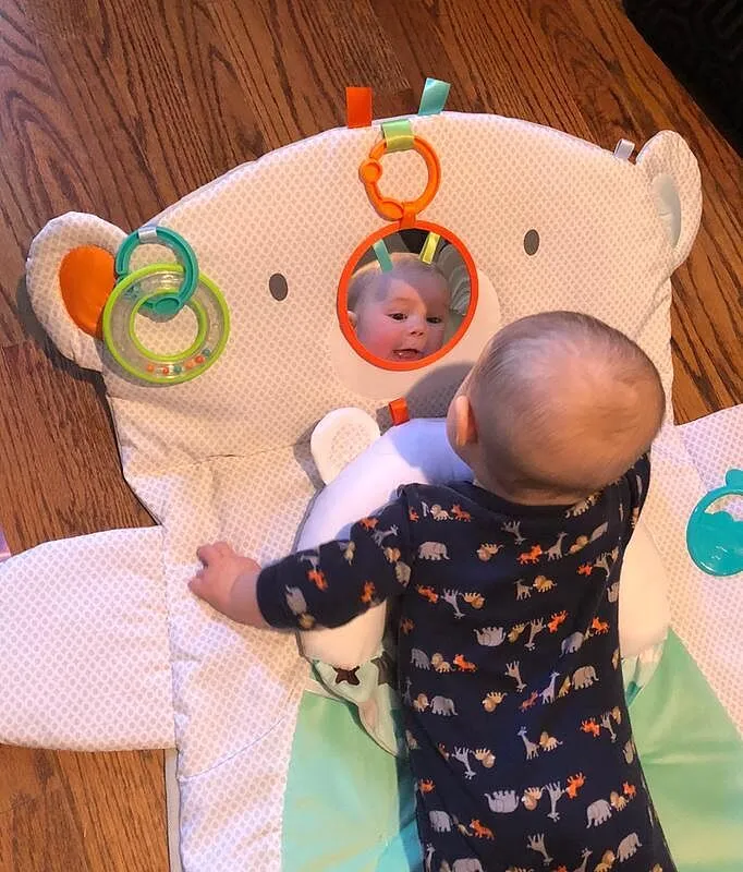 Bright Starts Tummy Time Prop & Play Spielmatte Eisbär