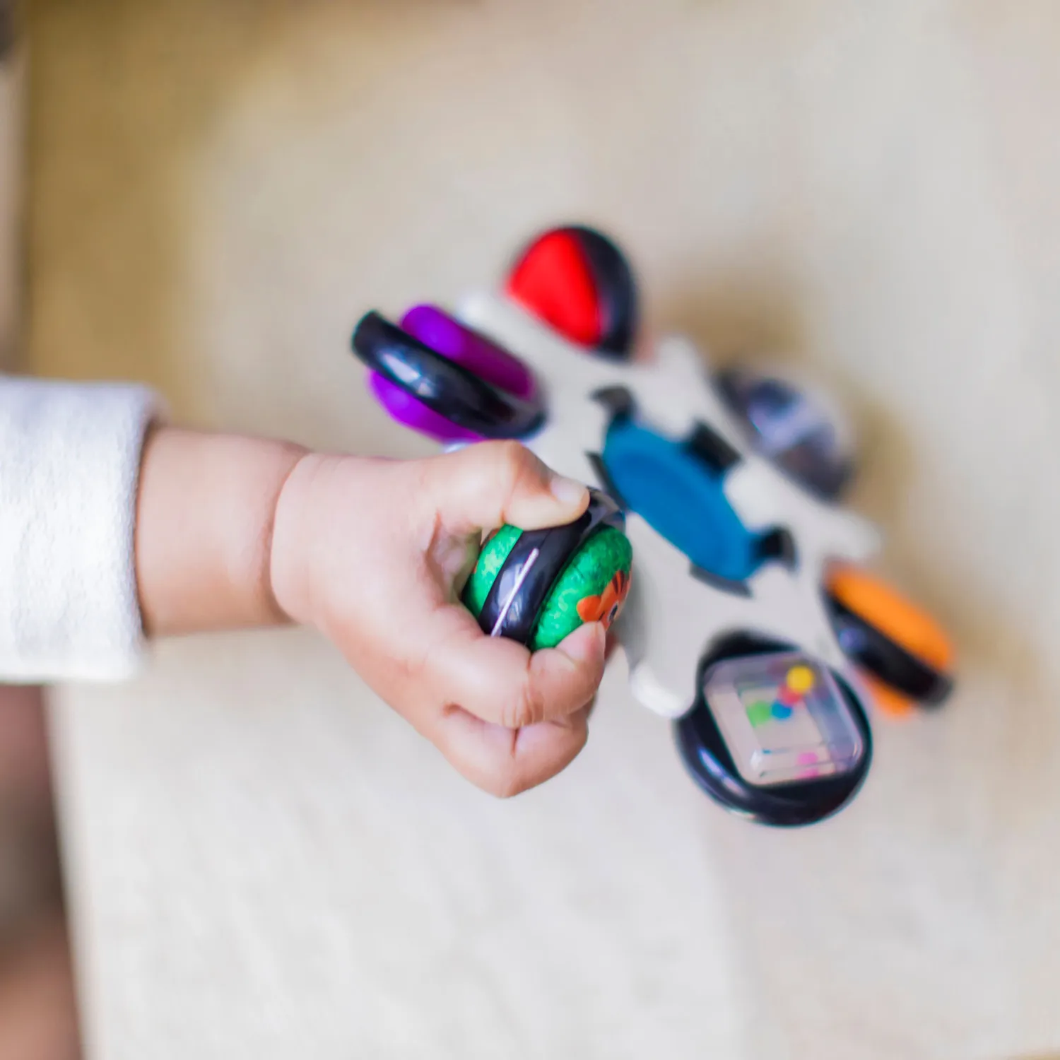 Baby Einstein Curiosity Clutch Twist Pop Rassel Greifspielzeug