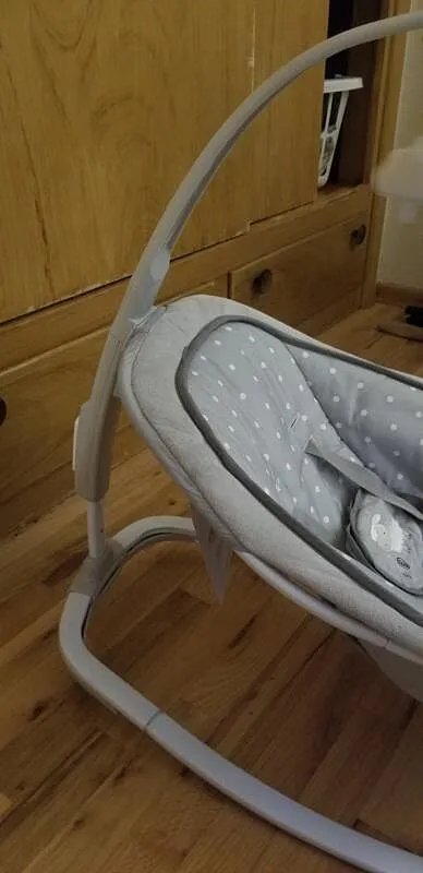 Ingenuity Cuddle Lamb Babywippe mit Vibration Lamm