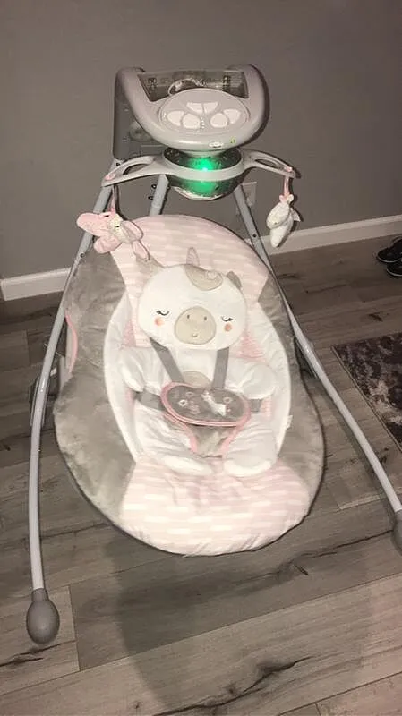 Ingenuity InLighten Twinkle Tails Babyschaukel mit Licht-Mobile