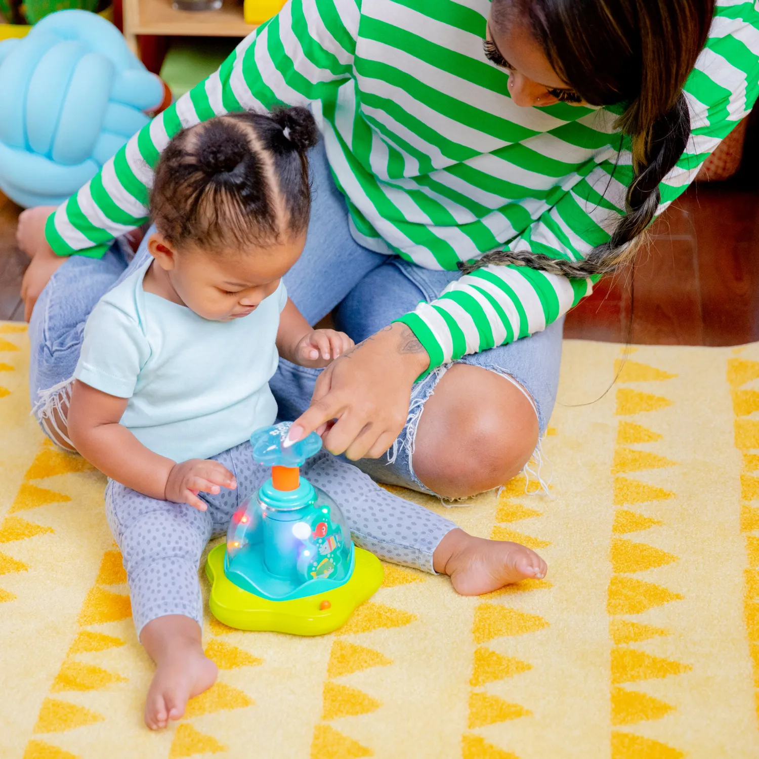 Bright Starts Press & Glow Spinner Musikspielzeug mit Licht